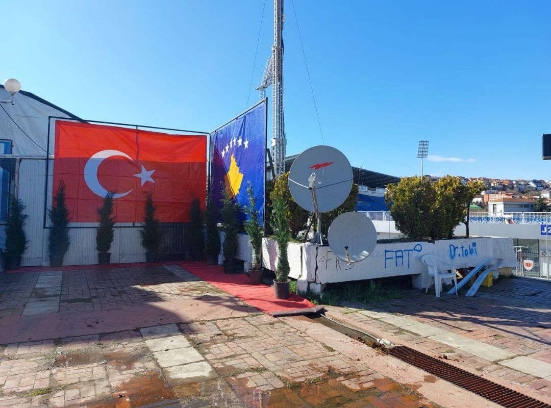 Eyüp Sultan Vakfı tarafından Kosova'nın başkenti Priştine'de binlerce kişiye iftar verildi.